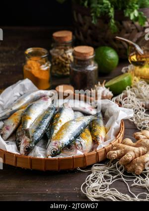 pesce fresco e spezie per la preparazione del curry. Cucina indiana orientale Foto Stock