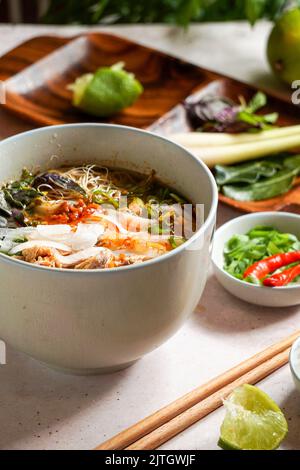 Bun Bo Hue, Bun Bo, zuppa di noodle di manzo vietnamita piccante. Ciotola di carne di manzo e riso vermicelli zuppa, vietnamita noodle cucina a Hue Foto Stock