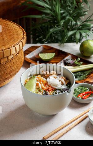 Bun Bo Hue, Bun Bo, zuppa di noodle di manzo vietnamita piccante. Ciotola di carne di manzo e riso vermicelli zuppa, vietnamita noodle cucina a Hue Foto Stock