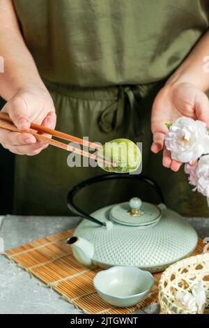 Dolce giapponese mochi preparazione con tè verde matcha in polvere e ciliegia, cerimonia del tè giapponese Foto Stock