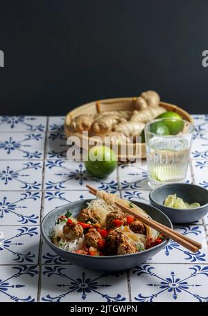 Polpette tailandesi con tagliatelle di sesamo Foto Stock