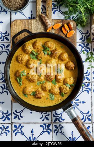 Polpette di tacchino tailandese in salsa al curry rosso al cocco con zenzero, aglio e pasta al curry rosso Foto Stock
