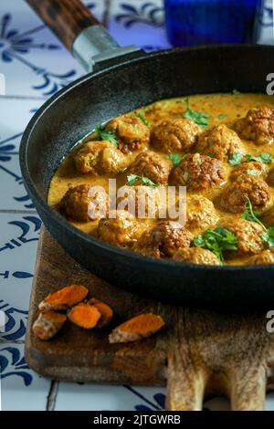 Polpette di tacchino tailandese in salsa al curry rosso al cocco con zenzero, aglio e pasta al curry rosso Foto Stock