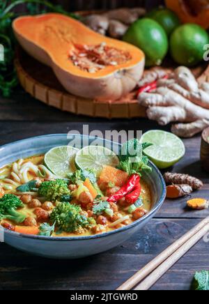 Zuppa di noodle di Laksa con zucca e broccoli, zuppa tailandese piccante Foto Stock