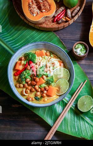 Zuppa di noodle di Laksa con zucca e broccoli, zuppa tailandese piccante Foto Stock