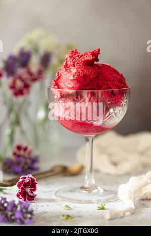 Un servizio di ribes nero servito in un bicchiere da cocktail d'epoca. Foto Stock