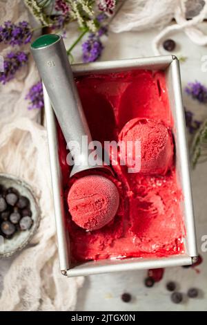 Sorbetto al ribes nero che viene scottato da una vasca di metallo. Foto Stock