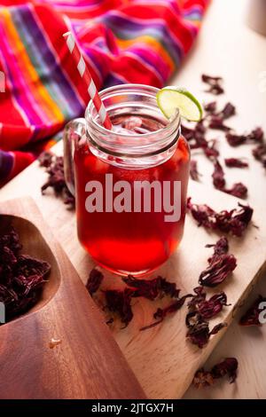 Agua de giamaica. Ibiscus tè fatto come infusione da roselle fiore (Hibiscus sabdariffa). Può essere consumato sia caldo che freddo. Bevanda molto popolare in M Foto Stock