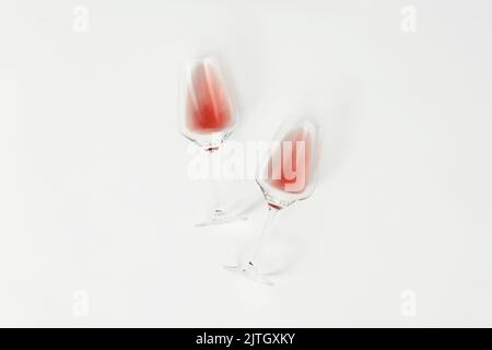 Vino rosato in bicchieri. Piatto di bicchieri da vino con vino rosa su sfondo bianco, vista dall'alto. Degustazione di vini, cantina, piatto Foto Stock