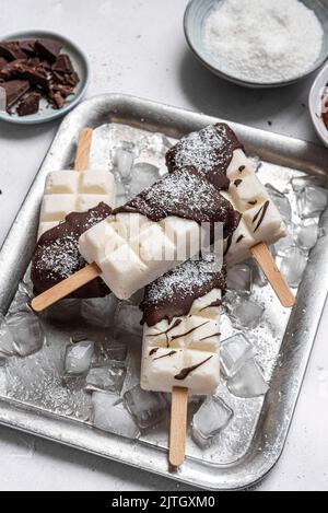 Popsicle di cocco al cioccolato vegano fatte in casa Foto Stock