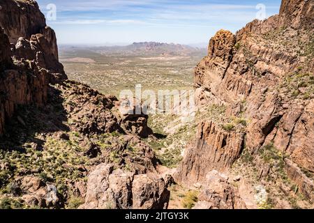 Si guarda indietro sul Sentiero Siphon Draw Trail nel Lost Dutchman state Park, Arizona. Phoenix in lontananza. Foto Stock