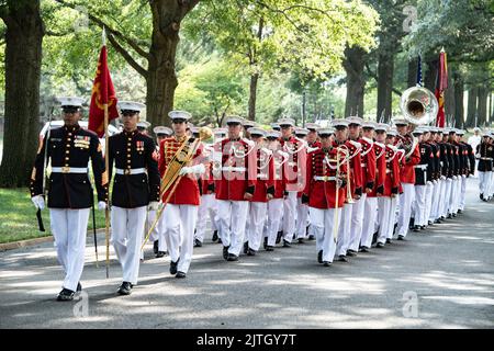 Arlington, Virginia, Stati Uniti. 25th ago, 2022. I Marines della The Presidents Own Marine Band, i Marines della Marine Barracks, Washington, DC (8th e i) e il 3D° reggimento della fanteria statunitense Caisson Platoon (la vecchia guardia) hanno condotto i funerali militari con scorta funeraria per il destinatario della Medal of Honor Marine Corps Sgt. John Canley nella Sezione 60 del Cimitero Nazionale di Arlington, Arlington, Virginia, Agosto. 25, 2022. Credit: U.S. Marines/ZUMA Press Wire Service/ZUMAPRESS.com/Alamy Live News Foto Stock