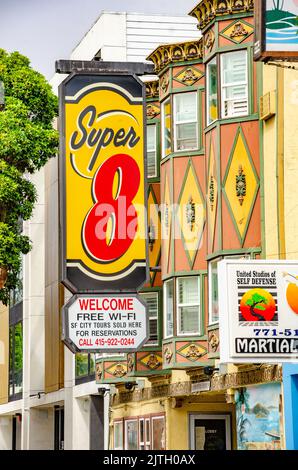 Hotel Super 8 su Lombard Street nel quartiere Marina di San Francisco, California, con segni vivaci e colorati all'esterno. Foto Stock