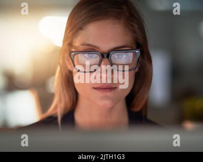 Mi sta per distruggere questa scadenza. Un giovane designer che lavora tardi in ufficio. Foto Stock