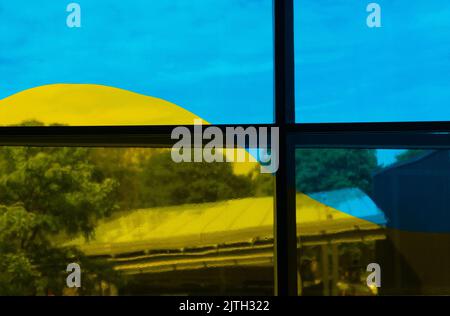 Bandiera Ucraina gialla blu dipinta su una finestra Foto Stock