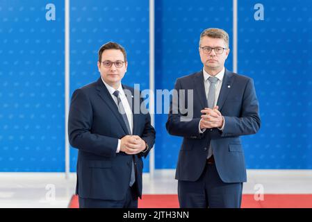 Praga, Repubblica Ceca. 30th ago, 2022. Il ministro degli Esteri ceco Jan Lipavsky (L) e il ministro degli Esteri estone Urmas Reinsalu (R) sono visti all'inizio della riunione informale dei ministri degli Esteri dell'Unione europea. I principali temi discussi della riunione informale dei ministri degli Affari esteri dell'Unione europea - Gymnich - sono l'aggressione russa contro l'Ucraina e le relazioni dell'Unione europea con l'Africa. (Foto di Tomas Tkacik/SOPA Images/Sipa USA) Credit: Sipa USA/Alamy Live News Foto Stock