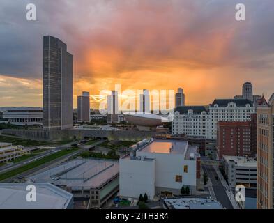 Veduta aerea del tramonto del centro di Albany, dell'Empire state Plaza, del centro delle arti dello spettacolo Egg con un cielo colorato mozzafiato Foto Stock