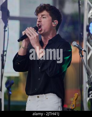 NEW YORK, NY, USA - 08 LUGLIO 2022: Charlie PUTH si esibisce nella serie di concerti 'Today' Show della NBC al Rockefeller Plaza. Foto Stock