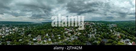 Panorama aereo del centro di Ithaca e della Cornell University nella parte settentrionale dello stato di New York Foto Stock