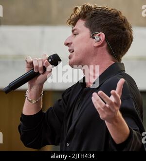 NEW YORK, NY, USA - 08 LUGLIO 2022: Charlie PUTH si esibisce nella serie di concerti 'Today' Show della NBC al Rockefeller Plaza. Foto Stock