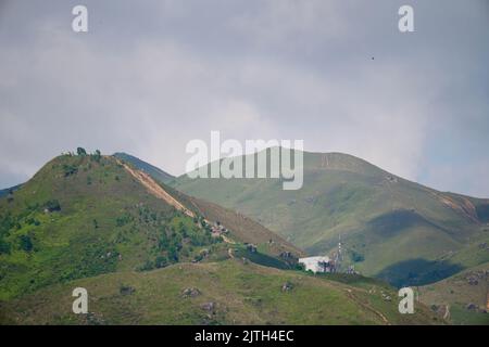 Le belle montagne sempreverdi di Kai Kung Leng nel Parco di campagna di Lam Tsuen, Hong Kong Foto Stock