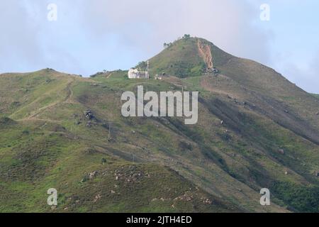 Le belle montagne sempreverdi di Kai Kung Leng nel Parco di campagna di Lam Tsuen, Hong Kong Foto Stock