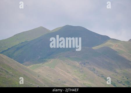 Le belle montagne sempreverdi di Kai Kung Leng nel Parco di campagna di Lam Tsuen, Hong Kong Foto Stock