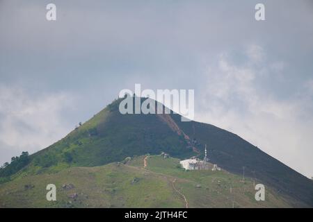 Le belle montagne sempreverdi di Kai Kung Leng nel Parco di campagna di Lam Tsuen, Hong Kong Foto Stock