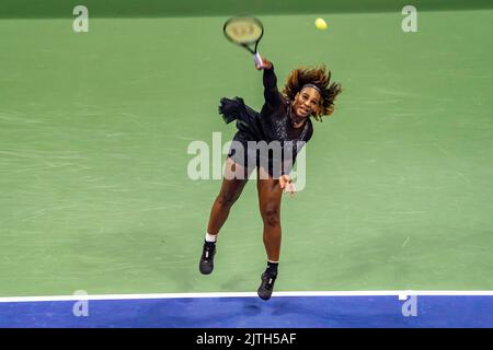 New York, 29th ago, 2022. The 2022 US Open. 29th ago, 2022. Serena Williams, 29 agosto 2022 - Serena Willaims gareggia nel primo round della sua finale Grand Slam Tennis al 2022 US Open. Credit: Paul J Sutton/PCN/AFLO/Alamy Live News Foto Stock