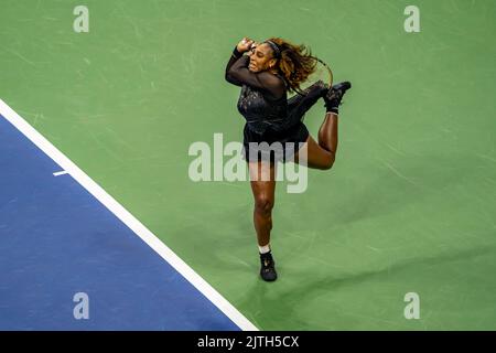 New York, 29th ago, 2022. The 2022 US Open. 29th ago, 2022. Serena Williams, 29 agosto 2022 - Serena Willaims gareggia nel primo round della sua finale Grand Slam Tennis al 2022 US Open. Credit: Paul J Sutton/PCN/AFLO/Alamy Live News Foto Stock