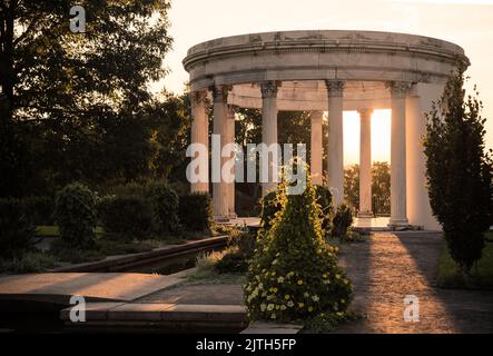 Vista nel tardo pomeriggio dell'anfiteatro all'Untermyer Public Park di Yonkers, New York Foto Stock