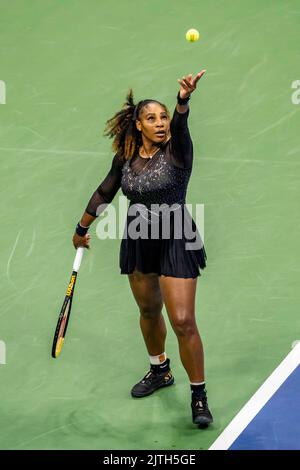 New York, 29th ago, 2022. The 2022 US Open. 29th ago, 2022. Serena Williams, 29 agosto 2022 - Serena Willaims gareggia nel primo round della sua finale Grand Slam Tennis al 2022 US Open. Credit: Paul J Sutton/PCN/AFLO/Alamy Live News Foto Stock