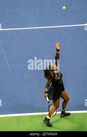 New York, 29th ago, 2022. The 2022 US Open. 29th ago, 2022. Serena Williams, 29 agosto 2022 - Serena Willaims gareggia nel primo round della sua finale Grand Slam Tennis al 2022 US Open. Credit: Paul J Sutton/PCN/AFLO/Alamy Live News Foto Stock