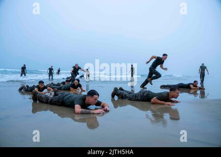 Base del corpo dei Marine Camp Pendleton, California, Stati Uniti. 16th ago, 2022. I Marines degli Stati Uniti che frequentano la sede centrale e il corso 4-22 delle corporazioni del battaglione di supporto eseguono esercitazioni di corsa del compagno durante un esercizio fisico di addestramento alla spiaggia del Mar sul campo base del corpo marino di Pendleton, California, agosto. 16, 2022. Il corso sui corporali fornisce a Marines le competenze e le conoscenze necessarie per diventare leader di piccole unità di successo. Credit: U.S. Marines/ZUMA Press Wire Service/ZUMAPRESS.com/Alamy Live News Foto Stock