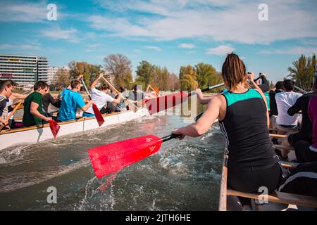 Rowing Race on the River con molte persone, regata in barca, primo piano Foto Stock