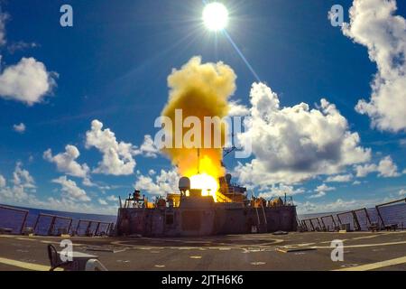 Mare delle Filippine. 28th ago, 2022. Il cacciatorpediniere missilistico guidato della classe Arleigh Burke USS Barry (DDG 52) lancia un missile standard (SM) 2 durante un'esercitazione missilistica a fuoco vivo come parte del Pacific Vanguard (PV) 22 mentre opera nel Mare delle Filippine, agosto. 28. PV22 è un esercizio incentrato sull'interoperabilità, sulla formazione e sull'integrazione avanzate delle forze marittime alleate. Credit: US Navy/ZUMA Press Wire Service/ZUMAPRESS.com/Alamy Live News Foto Stock