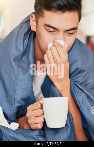 Theres nessun modo im andando lavorare oggi. Un giovane con un ricuperante freddo nel paese. Foto Stock