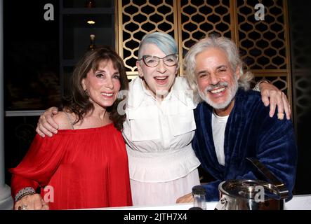 Kate Linder, Lisa Lampanelli e Christian LeBlanc hanno partecipato alla serata di apertura 'Cat on A Hot Tin Roof' tenutasi presso il Teatro di St Clements il 24 luglio 2022 a New York City, NY ©Steven Bergman/AFF-USA.COM Foto Stock