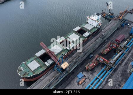Nakhodka, Russia - 8 agosto 2022: Le navi marittime sono caricate in un ormeggio. Foto Stock