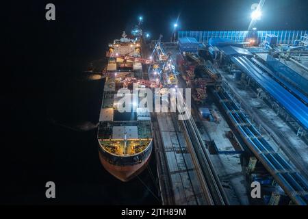 Nakhodka, Russia - 8 agosto 2022: Le navi marittime sono caricate in un ormeggio di notte. Foto Stock