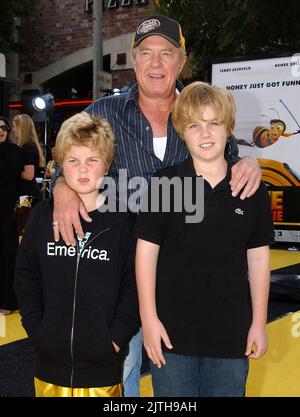 James Caan, il leggendario attore 'Padrino', è morto all'età di 82 anni. 28 ottobre 2007 Westwood, CA. James Caan con i figli Jacob e James 'Bee Movie' Los Angeles Premiere tenuto al Mann Village Theatre © Tammie Arroyo / AFF-USA.com Foto Stock