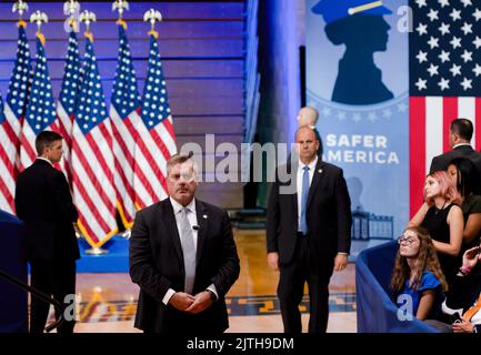 Wilkes barre, Stati Uniti. 30th ago, 2022. I membri del servizio segreto attendono l'arrivo del presidente Joe Biden. Il presidente Joe Biden si è recato a Wilkes-barre, Pennsylvania, per discutere del suo piano di riforma del controllo delle armi, durante il suo discorso ha battuto l'NRA. Biden sta visitando le città per il suo piano per un'America più sicura. Credit: SOPA Images Limited/Alamy Live News Foto Stock