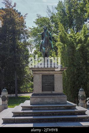 Vienna, Austria. 29th ago, 2022. Nel Parco di Schonbrunn è stato eretto un monumento equestre al Sacro Romano Imperatore Giuseppe II (1741 - 1790). Credit: SOPA Images Limited/Alamy Live News Foto Stock