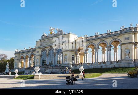 Vienna, Austria. 29th ago, 2022. Gloriette nel Parco del Palazzo di Schonbrunn. (Foto di Igor Golovniov/SOPA Images/Sipa USA) Credit: Sipa USA/Alamy Live News Foto Stock