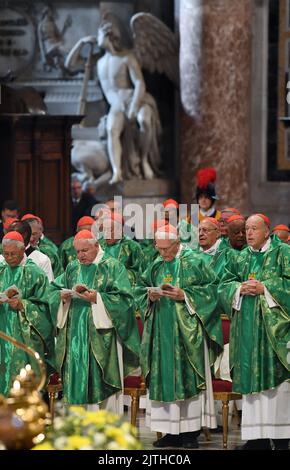 Basilica di San Pietro, Vaticano, 30 agosto 2022. Papa Francesco ha presieduto la Santa Messa con i nuovi Cardinali e il Collegio Cardinalizio nella Basilica di San Pietro, in Vaticano, il 30 agosto 2022. La celebrazione ha fatto seguito al Concistoro di sabato per la creazione di nuovi Cardinali e a due giorni di incontri di tutti i Cardinali per discutere il Praedicate Evangelium, la nuova Costituzione Apostolica della Curia Romana. Foto di Eric Vandeville/ABACAPRESS.COM Foto Stock