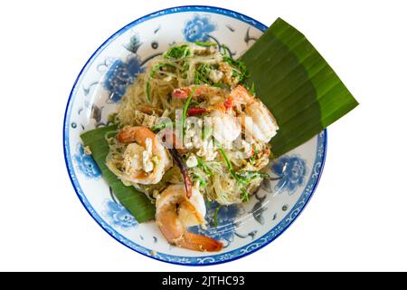 Fustellato di spaghetti di vetro fritto con uova e gamberi messi in porcellana bianca e blu su bianco isolato. Foto Stock