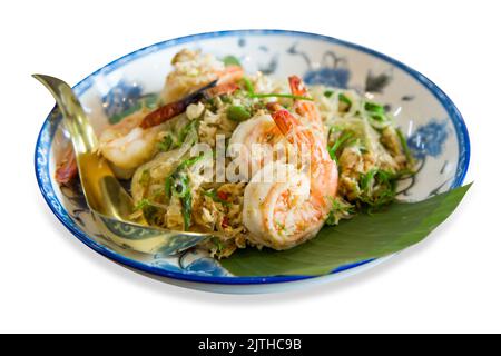 Fustellato di spaghetti di vetro fritto con uova e gamberi messi in porcellana bianca e blu su bianco isolato. Foto Stock