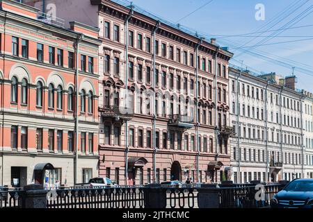 Splendidi dettagli unici facciate vecchie case e recinzioni di metallo lungo l'argine a San Pietroburgo. Paesaggio urbano con edifici tipici vintage facciata e w Foto Stock