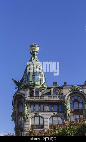 torre con composizione scultorea a cupola e globo di vetro, architettura art nouveau su sfondo cielo blu con profondità di campo poco profonda. S Foto Stock