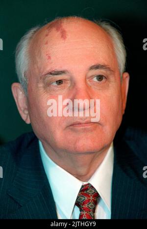 (Dossier dpa) - ex presidente sovietico Mikhail Gorbachev, nella foto di Francoforte, 25 giugno 1997. Fu capo dello stato sovietico dal 1985 al 1991. Avviando un periodo di apertura politica (glasnost) e di trasformazione (perestroika) inteso a modernizzare la U.S.R. egli pose le fondamenta della riunificazione tedesca. Foto Stock